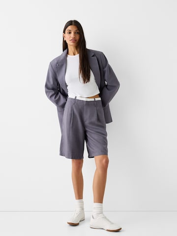 Loosefit Pantaloni con pieghe di Bershka in grigio