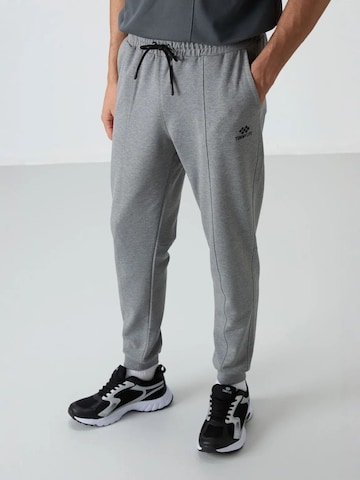 regular Pantaloni sportivi di Tommy Life in grigio: frontale