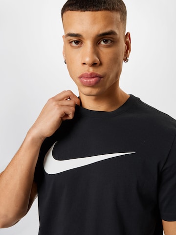 Tricou 'Swoosh' de la Nike Sportswear pe negru