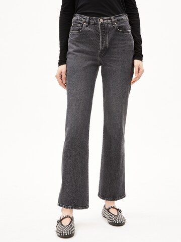 Coupe slim Jean ' VELAARI ' ARMEDANGELS en gris : devant