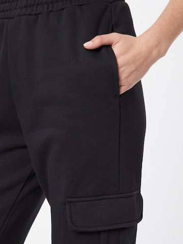 Tapered Pantaloni cargo di Urban Classics in nero