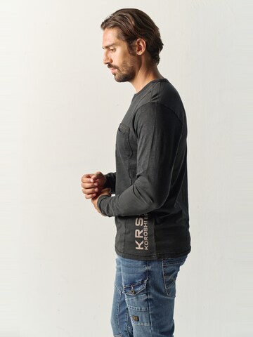 Tricou de la KOROSHI pe negru
