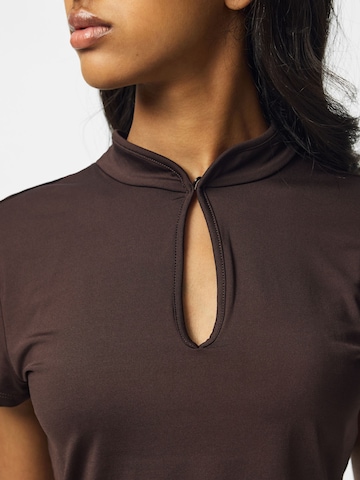 Top di PIECES in marrone