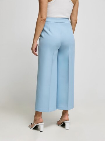 Wide leg Pantaloni con piega frontale 'Vicky' di ABOUT YOU x Iconic by Tatiana Kucharova in blu