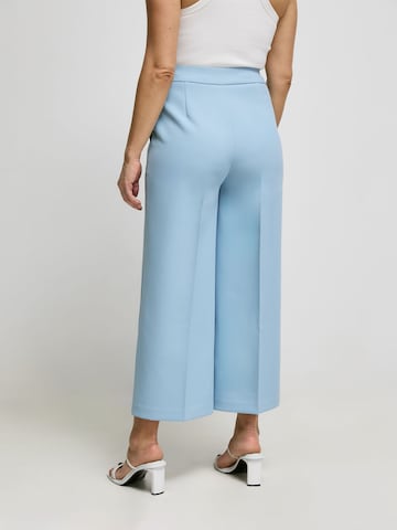 ABOUT YOU x Iconic by Tatiana Kucharova Wide Leg Hose 'Vicky' in Blau