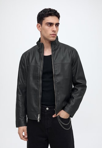 Abercrombie & Fitch Välikausitakki värissä musta
