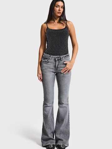 IT'S BASIC Flared Jeans 'OLIVIA MID RISE FLARE' in Grijs