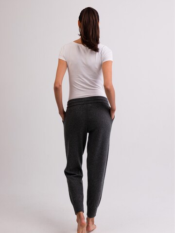 Tapered Pantaloni di CASH-MERE.CH in grigio