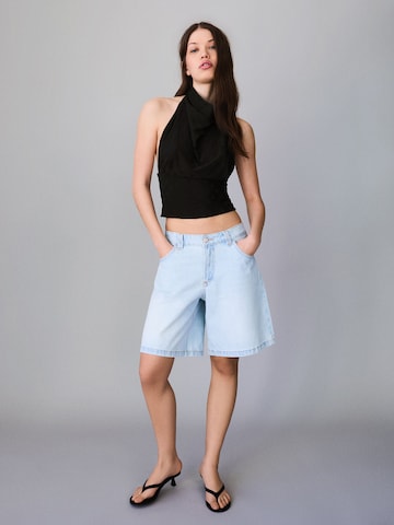 Top de la Bershka pe negru