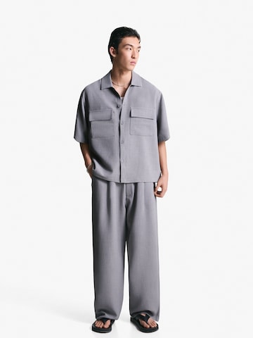 Comfort fit Camicia di Bershka in grigio