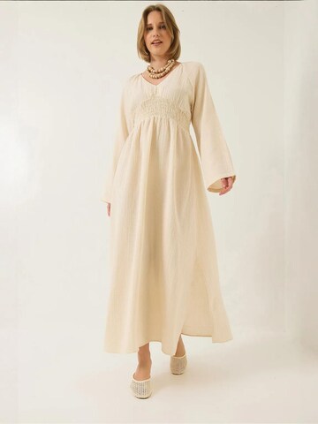 Abito di Bianco Lucci in beige: frontale