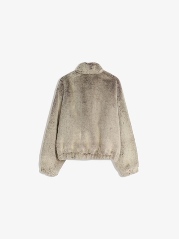 Geacă de iarnă de la Bershka pe gri