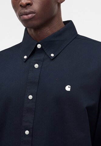 Carhartt WIP Comfort Fit Košeľa 'Madison' - Modrá