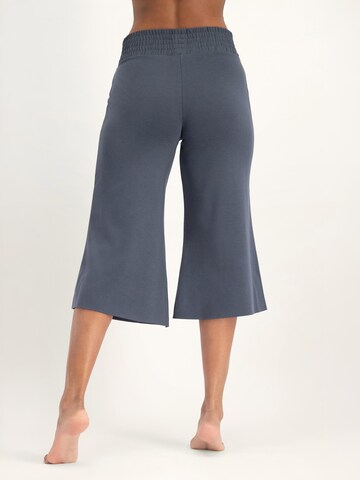 Urban Goddess Yoga & Activewear Flared Hose 'Flow' in Grau