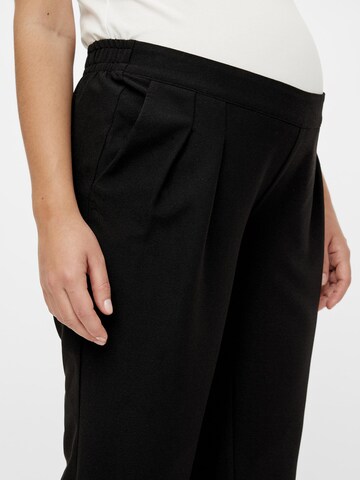 regular Pantaloni con pieghe 'LIDA' di MAMALICIOUS in nero