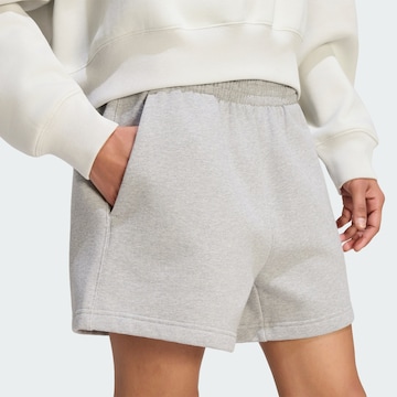 ADIDAS ORIGINALS - Loosefit Pantalón 'Essentials' en gris