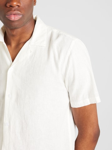 Coupe regular Chemise Lindbergh en blanc