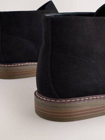 Next Chukka Boots in Schwarz