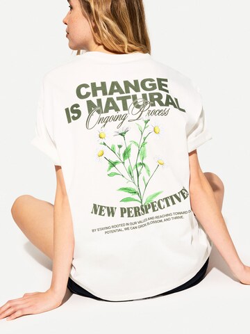 Bershka T-Shirt 'CHERRY PIE' in Beige