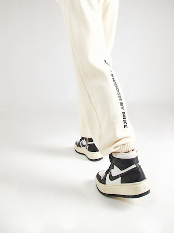 Nike Sportswear Zúžený Kalhoty 'Swoosh' – bílá