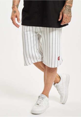 ROCAWEAR Regular Pants in White: front