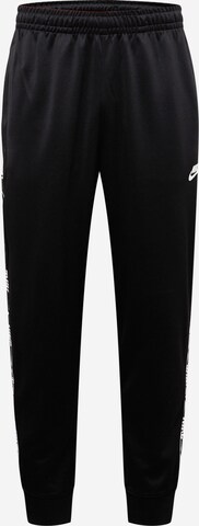 Tapered Pantaloni 'Repeat' de la Nike Sportswear pe negru: față