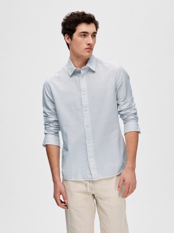 Coupe regular Chemise 'Scot' SELECTED HOMME en bleu : devant