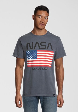 Recovered T-Shirt 'NASA Moon Landing Date USA Flag' in Grau: Vorderseite