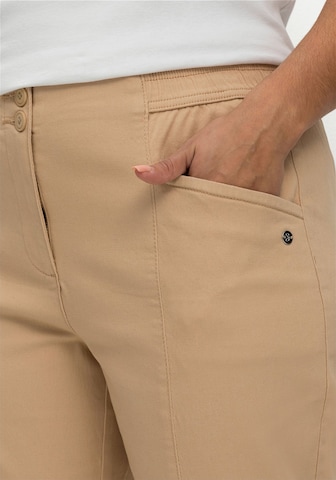 SHEEGO - regular Pantalón plisado en beige