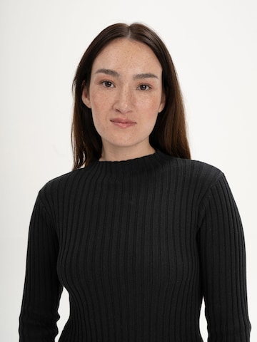 MELA Sveter 'Namari' - Čierna