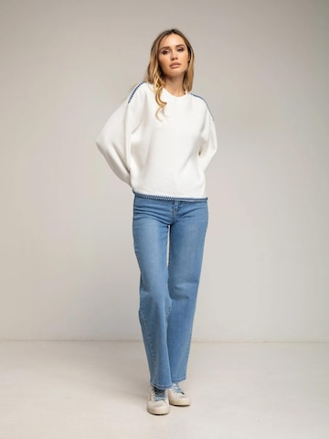 Pullover 'Jersey de punto oversize con detalle de pespunte en el bajo y en los hombros. (BLANCO)' di Tantra in bianco