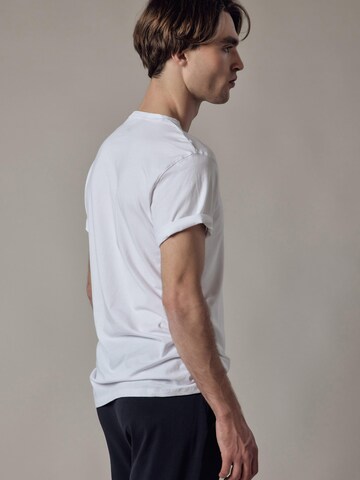 Maglietta 'T-Shirt Scollo a V' di OWN Off With Nature in bianco