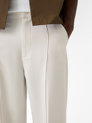 Bershka Lużny krój Spodnie w kolorze beżowy