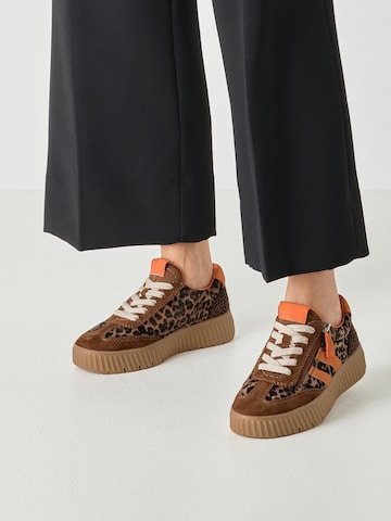 Baskets basses Tamaris en marron : devant