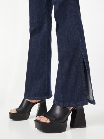 UNITED COLORS OF BENETTON Flared Jeans in Blau