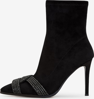 CESARE GASPARI Ankle Boots in Black: front