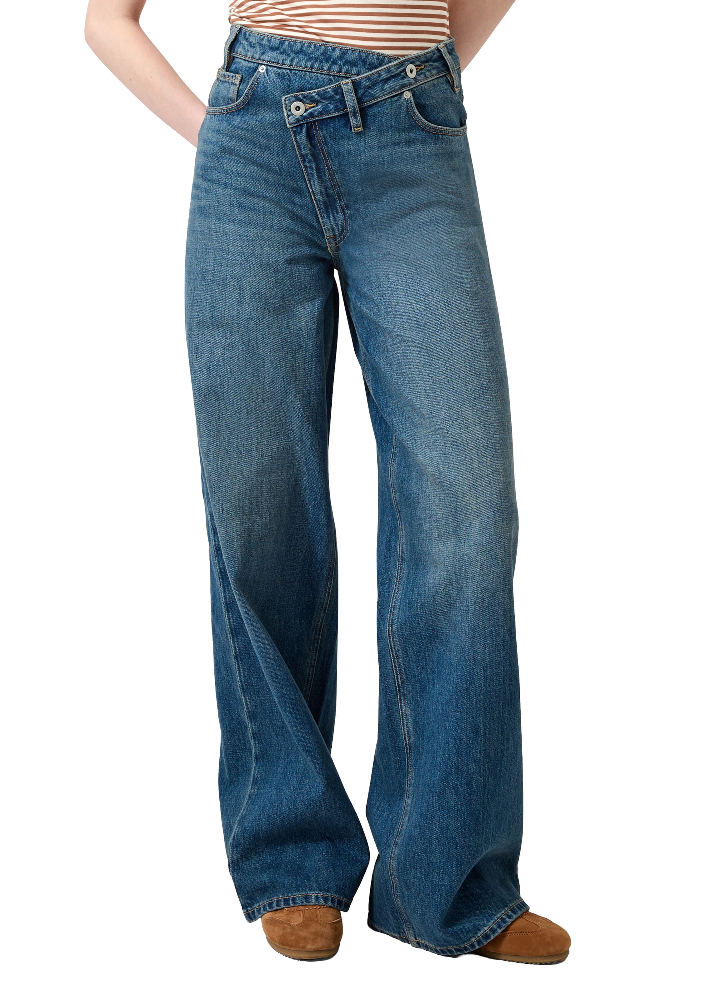 QS Wide leg Jeans 'Catie' in Blue: front