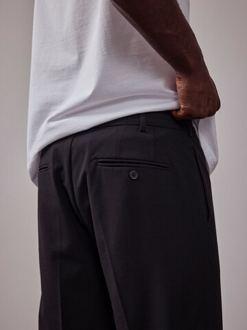 DAN FOX APPAREL Regular Pleated Pants 'The Essential' in Black
