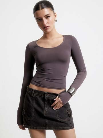 Pull&Bear Koszulka w kolorze fioletowy: przód