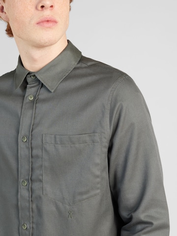 ARMEDANGELS - Ajuste regular Camisa 'Skjortas' en gris