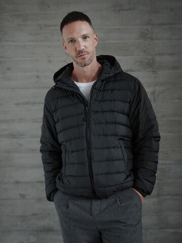 DAN FOX APPAREL Jacke 'Essential' in Schwarz: Vorderseite