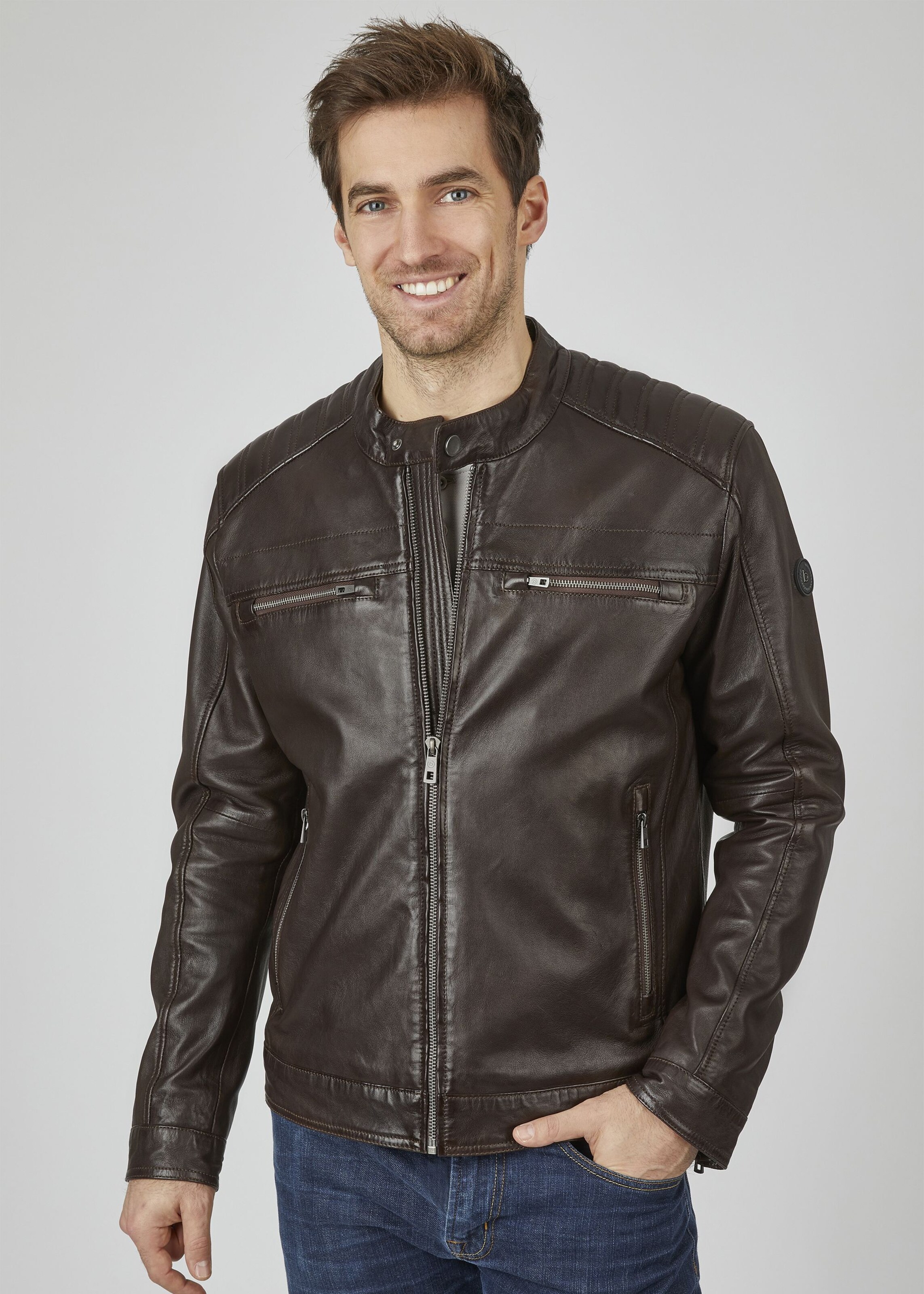 Männer Jacken bugatti Lederjacke mit Stehkragen und Druckknopfriegel in Dunkelbraun - JN71707 Männer Jacken bugatti Lederjacke mit Stehkragen und Druckknopfriegel in Dunkelbraun - JN71707