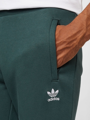 Tapered Pantaloni 'Adicolor Essentials Trefoil' di ADIDAS ORIGINALS in verde