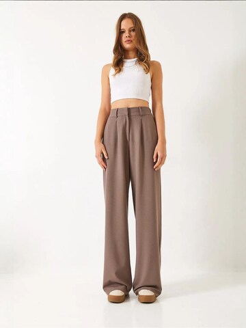 Bianco Lucci - Perna larga Calças em castanho