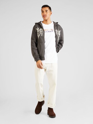 GUESS T-Shirt 'ABSTRACT FOIL' in Weiß