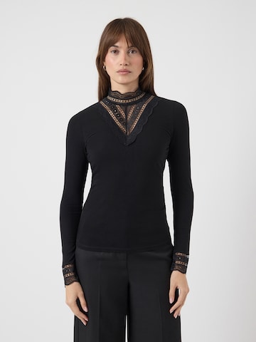Tricou de la YAS pe negru: față