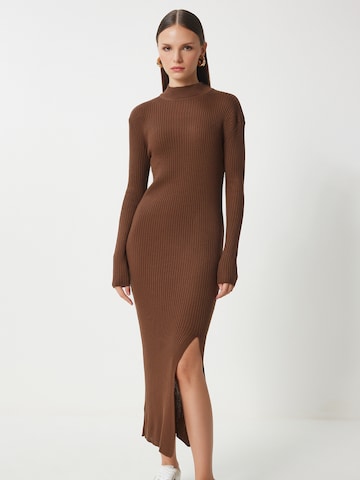 Happiness İstanbul Strickkleid in Braun: Vorderseite