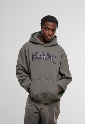 Karl Kani Sweatshirt 'Serif' in Grau: Vorderseite