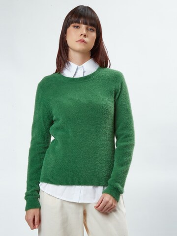 Pullover di Influencer in verde: frontale