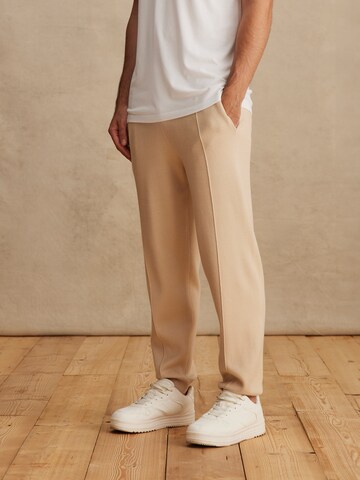 Effilé Pantalon 'Marius' DAN FOX APPAREL en beige : devant